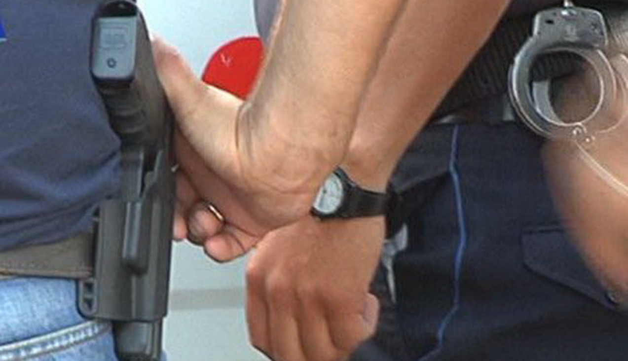 imagen Policías acusados de violencia de género no podrán portar armas
