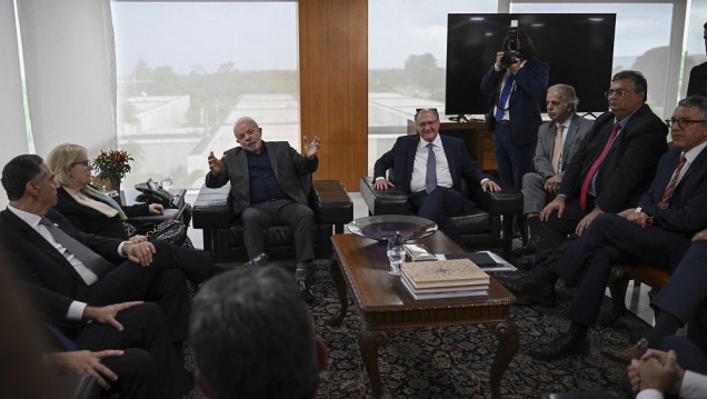 imagen Los tres poderes de Brasil condenaron los "actos terroristas" en la capital y hubo más de mil detenciones