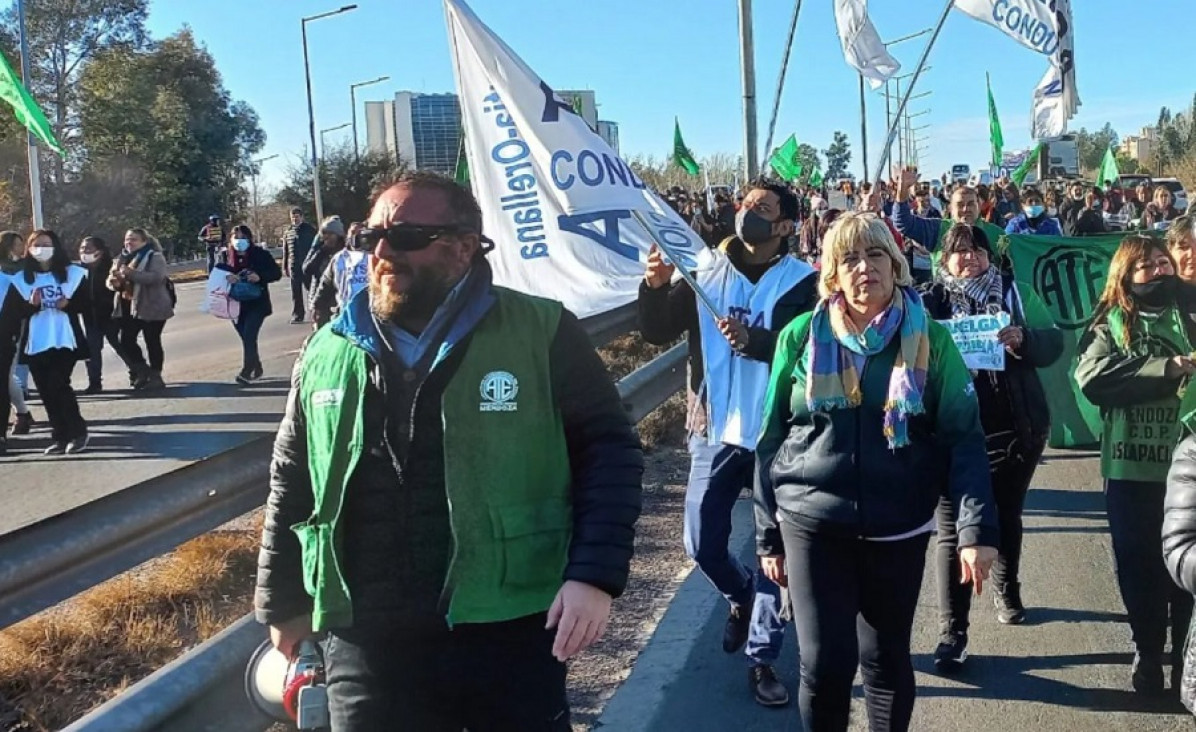 imagen Gremios estatales resisten el proyecto de ley que busca recortarles el sueldo 