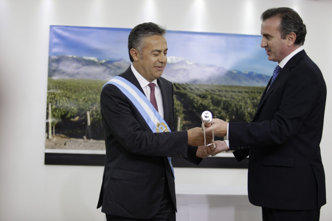 imagen Pérez entregó los atributos a Cornejo emocionado