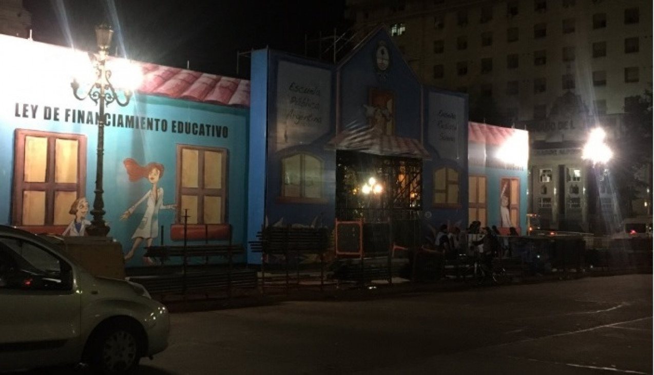 imagen Autorizados, docentes instalaron el aula itinerante frente al Congreso