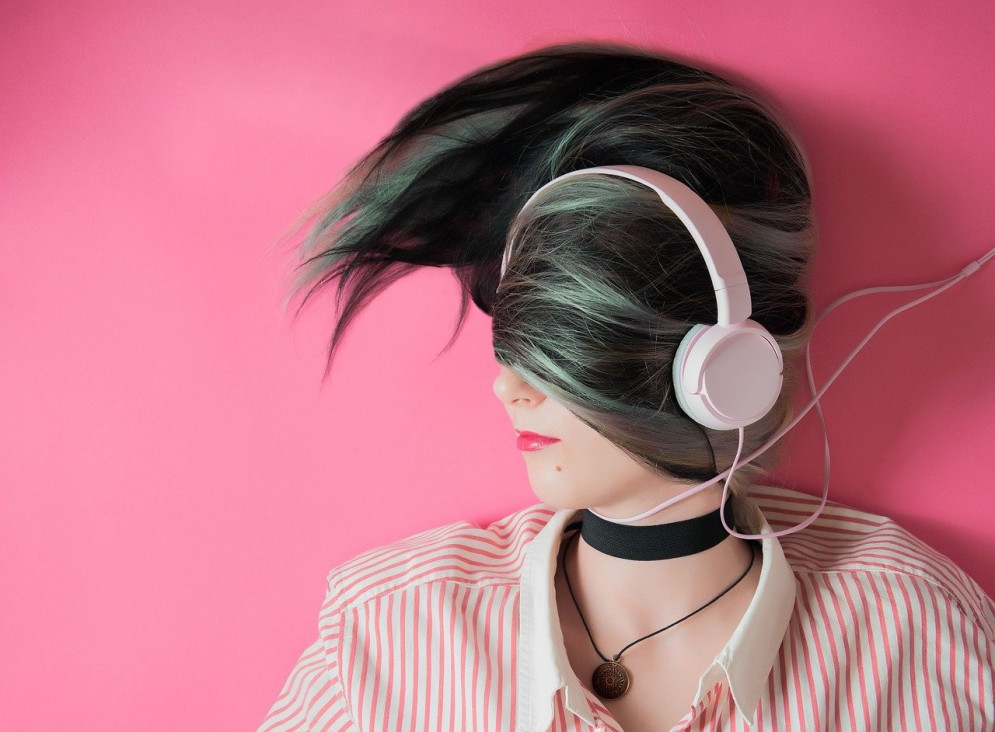 imagen ¿Qué nos puede ocurrir al utilizar auriculares con volúmenes altos?