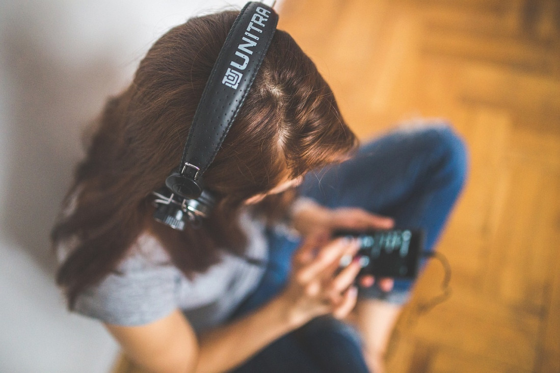 imagen Recomiendan "períodos de descanso" en uso de auriculares y controles para evitar baja de la audición