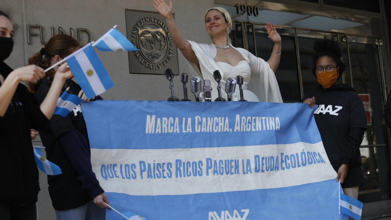 imagen Canjear deuda por acciones climáticas, la propuesta de una ONG argentina al FMI 