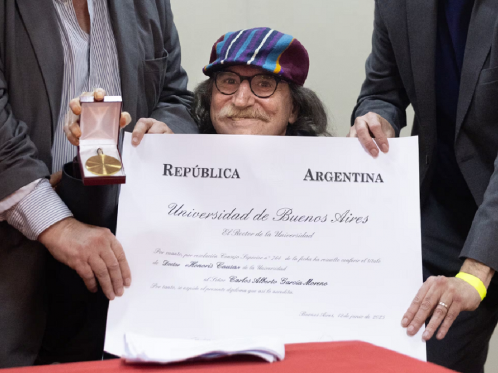 imagen "Desde hoy, pasaré a llamarme Dr. Charly García" 