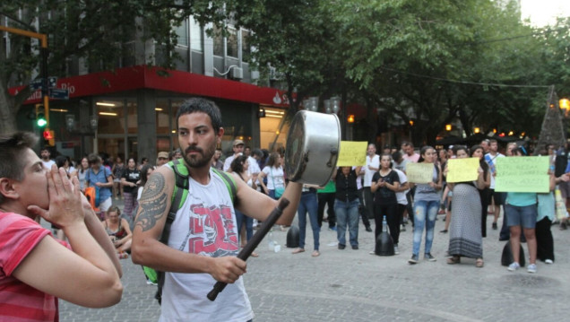 imagen Cacerolazo en San Martín y Garibaldi contra la ley de reforma previsional