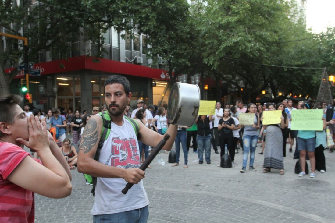 imagen Cacerolazo en San Martín y Garibaldi contra la ley de reforma previsional