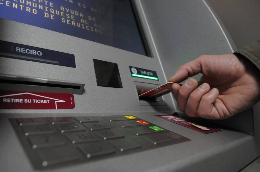 imagen Las estaciones de YPF se convertirán en la tercera red de cajeros automáticos
