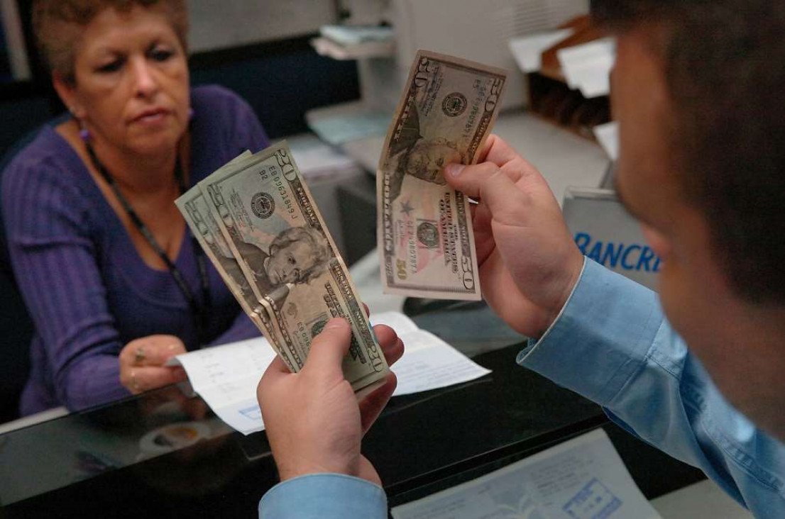 imagen El dólar bajó por tercer día consecutivo y cerró en $ 37,81