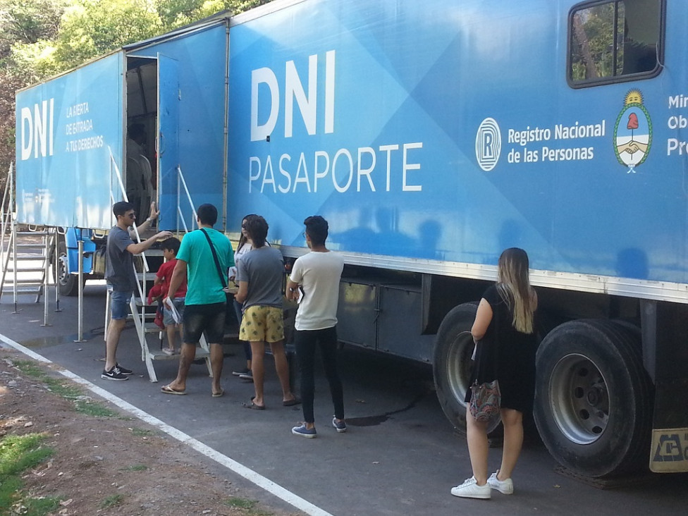 imagen Sacar el DNI en el camión fábrica cuesta 11 veces menos que el trámite exprés
