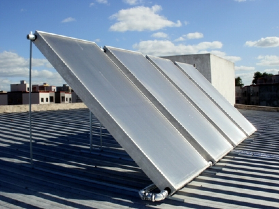 imagen La Universidad asiste a empresa que fabrica calefones solares