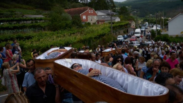 imagen La delirante fiesta cristiana donde los vivos viajan dentro de ataúdes