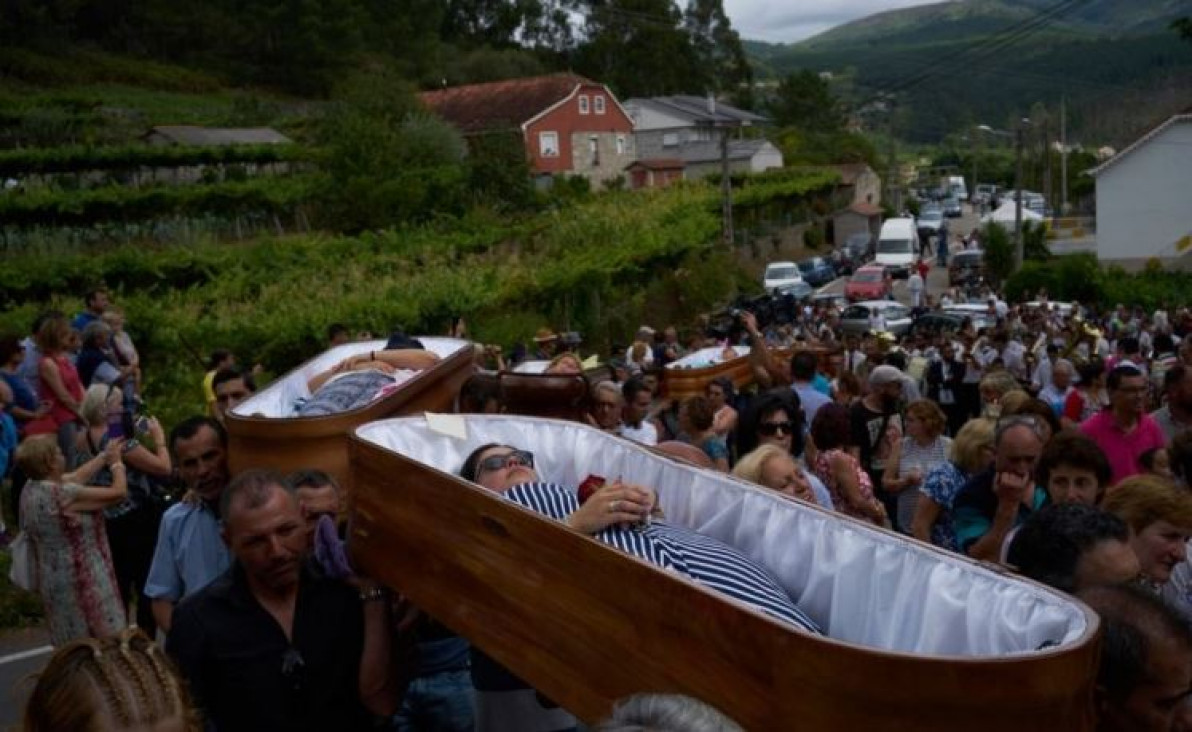 imagen La delirante fiesta cristiana donde los vivos viajan dentro de ataúdes