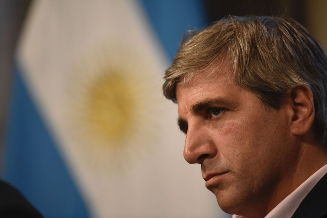 imagen La offshore de Caputo compró bonos a 100 años y lo denuncian por incompatibilidad