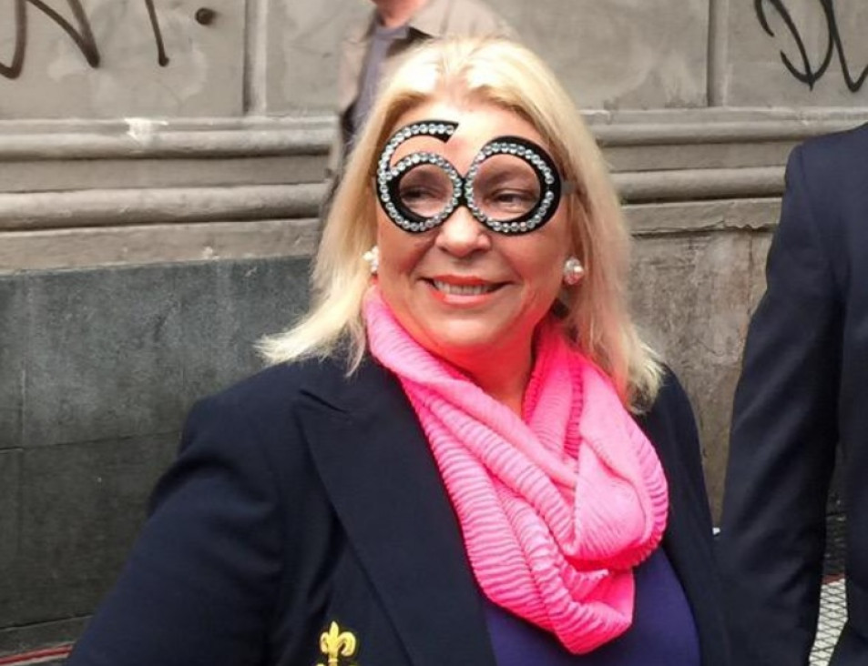 imagen Lilita fue a votar con unos curiosos anteojos