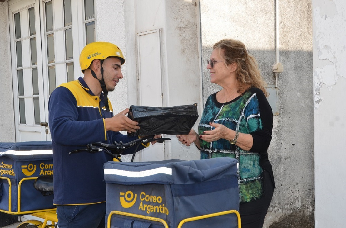 imagen De llevar cartas de próceres a transportar vacunas: la labor "esencial" del cartero y la cartera