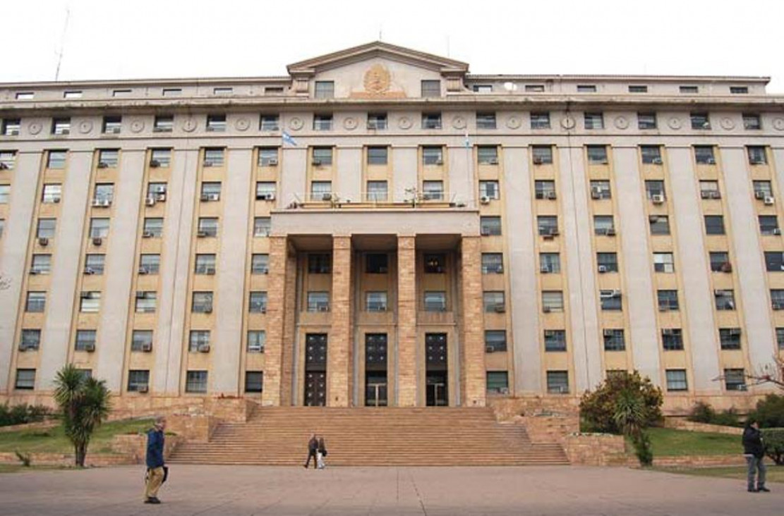 imagen El medio aguinaldo de los estatales estará depositado el martes 19