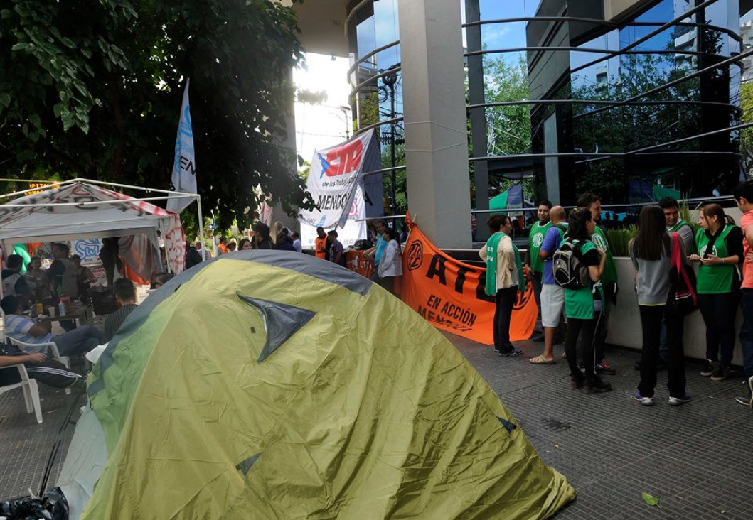 imagen Trabajadores del casino levantan el paro solo por el martes
