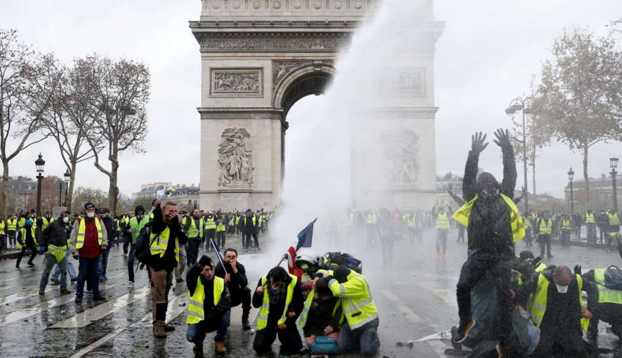 imagen Tras las protestas, Francia suspendió por seis meses la suba de combustibles
