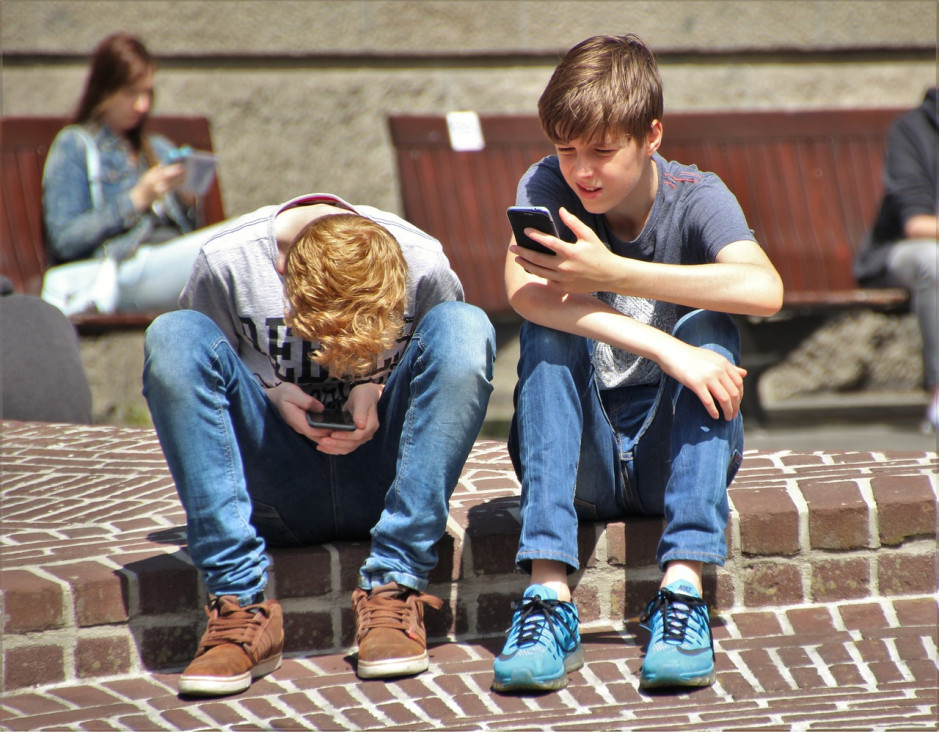 imagen Tres de cada diez jóvenes tendrán miopía en 2020 por el uso de celulares