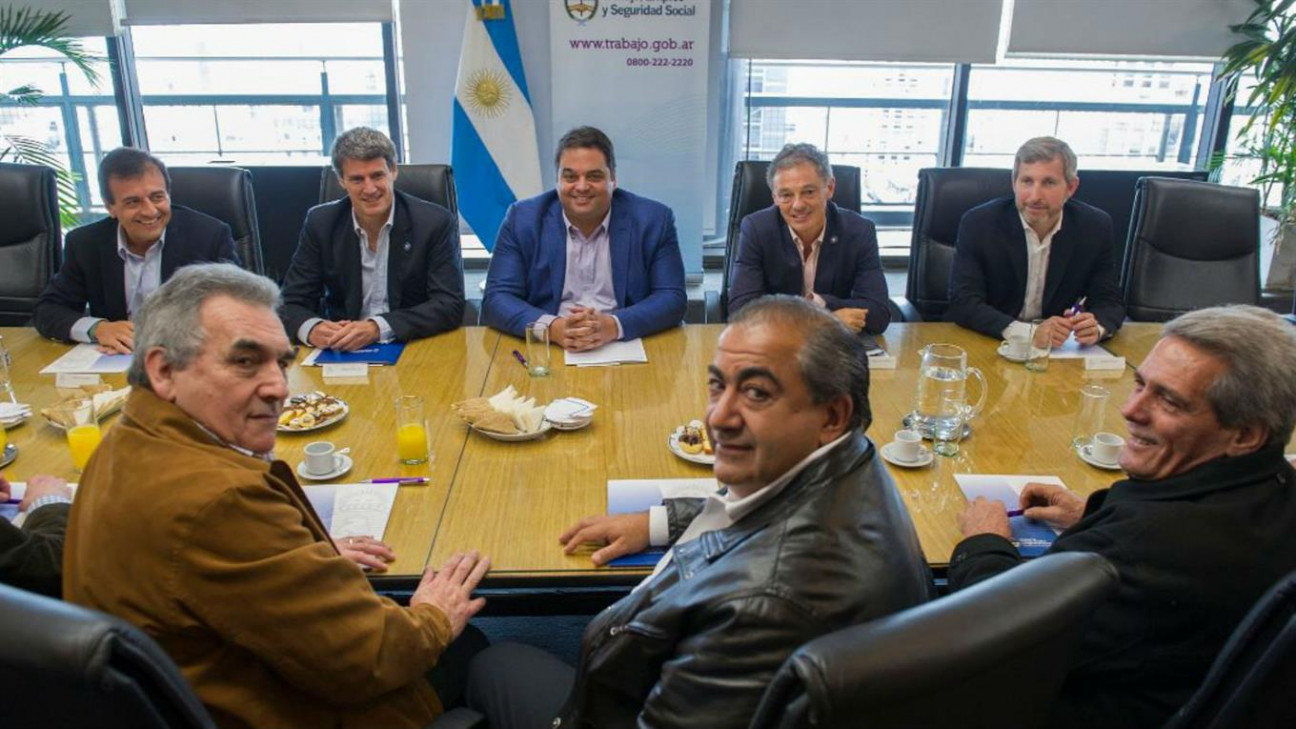 imagen El Gobierno recibe a la CGT y busca desactivar el paro