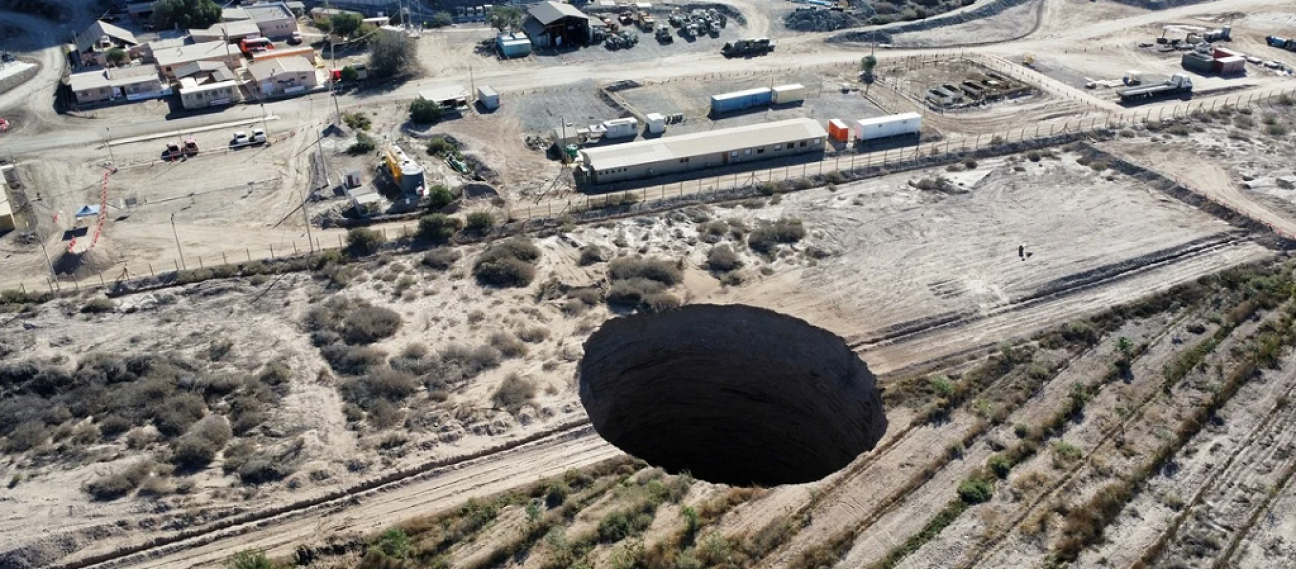 imagen Dos hipótesis para explicar en gigantesco agujero que apareció en Atacama, Chile