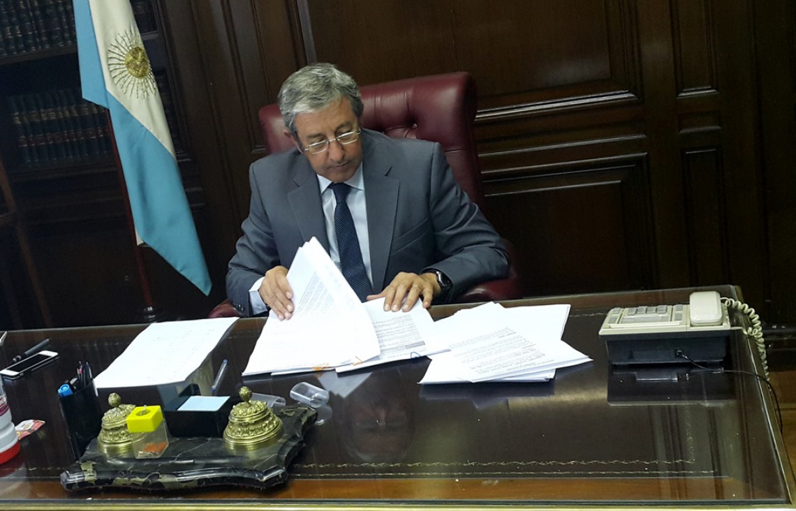 imagen Cobos se suma a las negociaciones para frenar el impuesto al vino