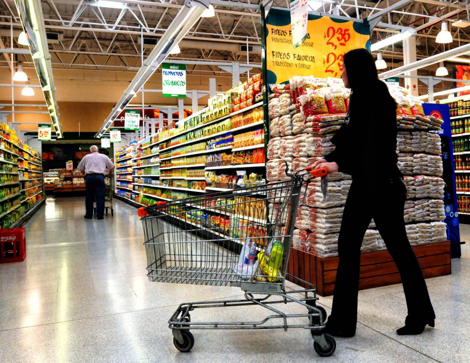 imagen Aseguran que los planes sociales frenan la caída del consumo