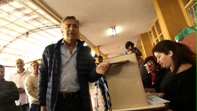 imagen Cornejo presenta su gabinete sobre campo minado