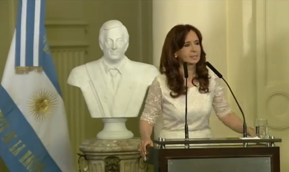 imagen Cristina homenajea a Néstor Kirchner y habla ante la militancia en Plaza de Mayo