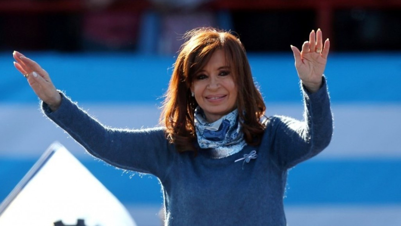 imagen Cristina no podrá votar y comenzó la jornada alentando a sus fiscales