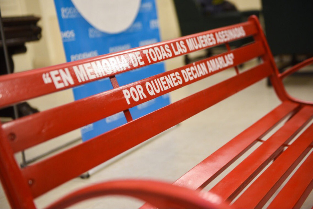 imagen Insólita pelea por el banco rojo para recordar a las víctimas del machismo