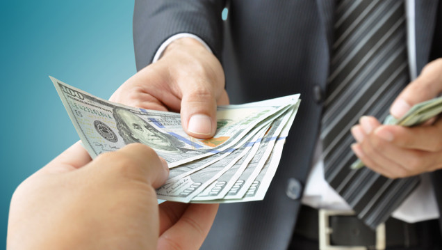 imagen Nuevo récord del dólar: se dispara 10 centavos y roza los $ 18
