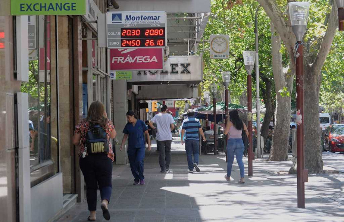 imagen El BCRA vuelve a intervenir fuerte y el dólar baja más de 10 centavos