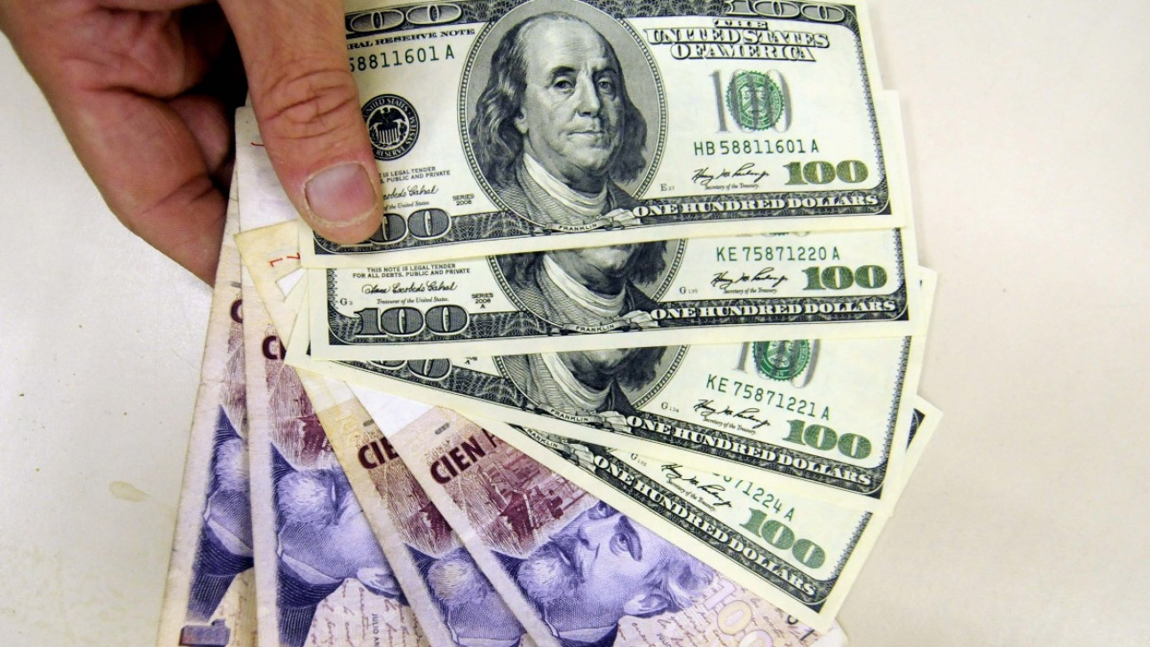 imagen La brecha entre el dólar oficial y el blue supera el 64%