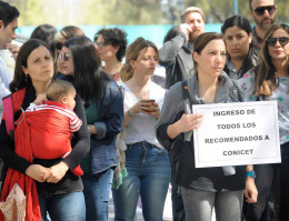 imagen Becarios del CONICET se manifestaron frente a ala Legislatura. FOTO: Victoria Gaitán
