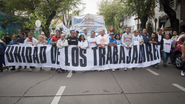 imagen Una reunión que le complica el 1 de mayo a Cornejo