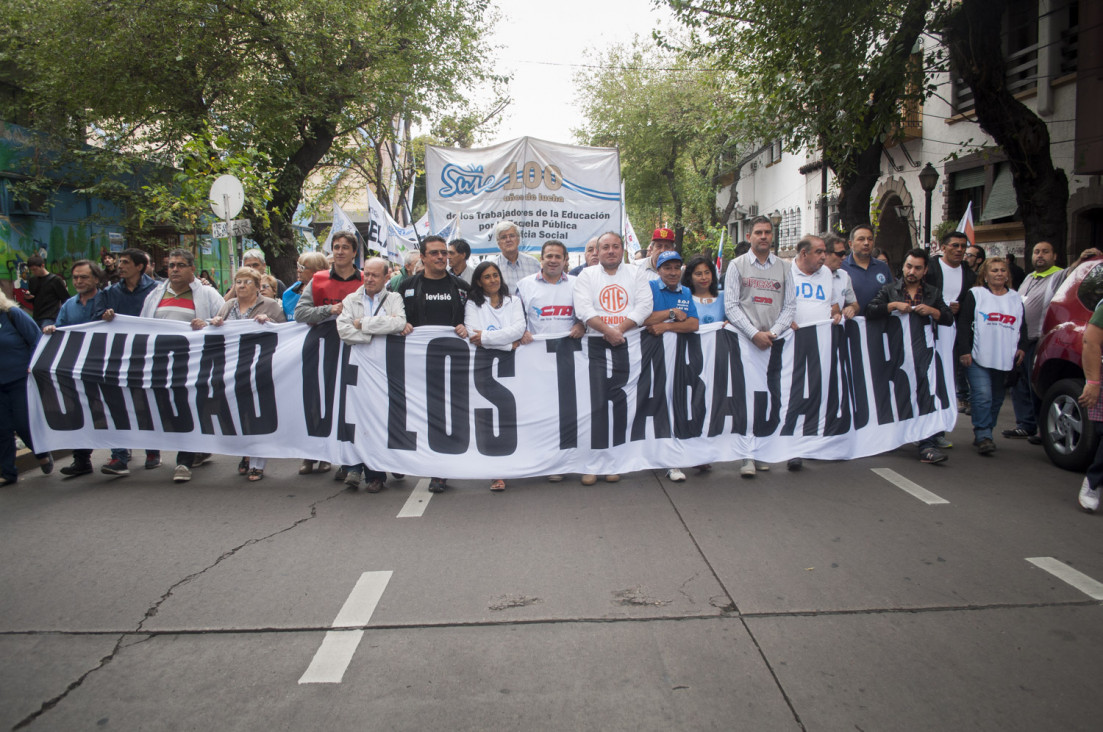 imagen Una reunión que le complica el 1 de mayo a Cornejo