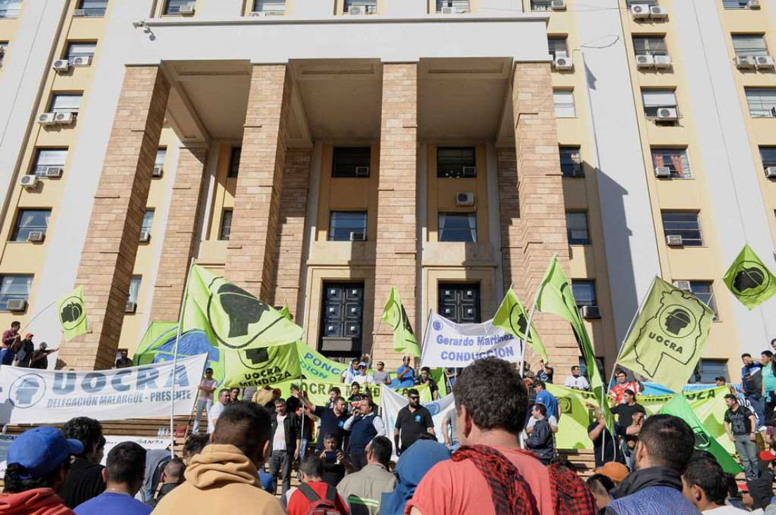 imagen En imágenes: marcha pro fracking a Casa de Gobierno