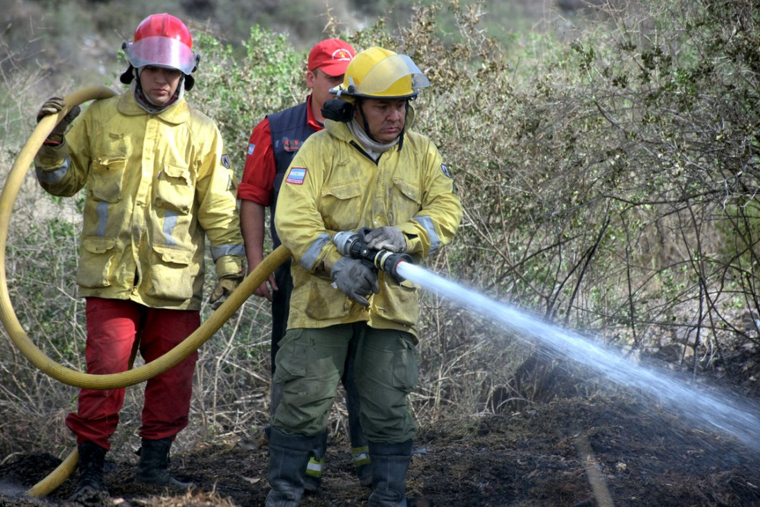 imagen Imágenes: tarea contrarreloj para apagar los incendios