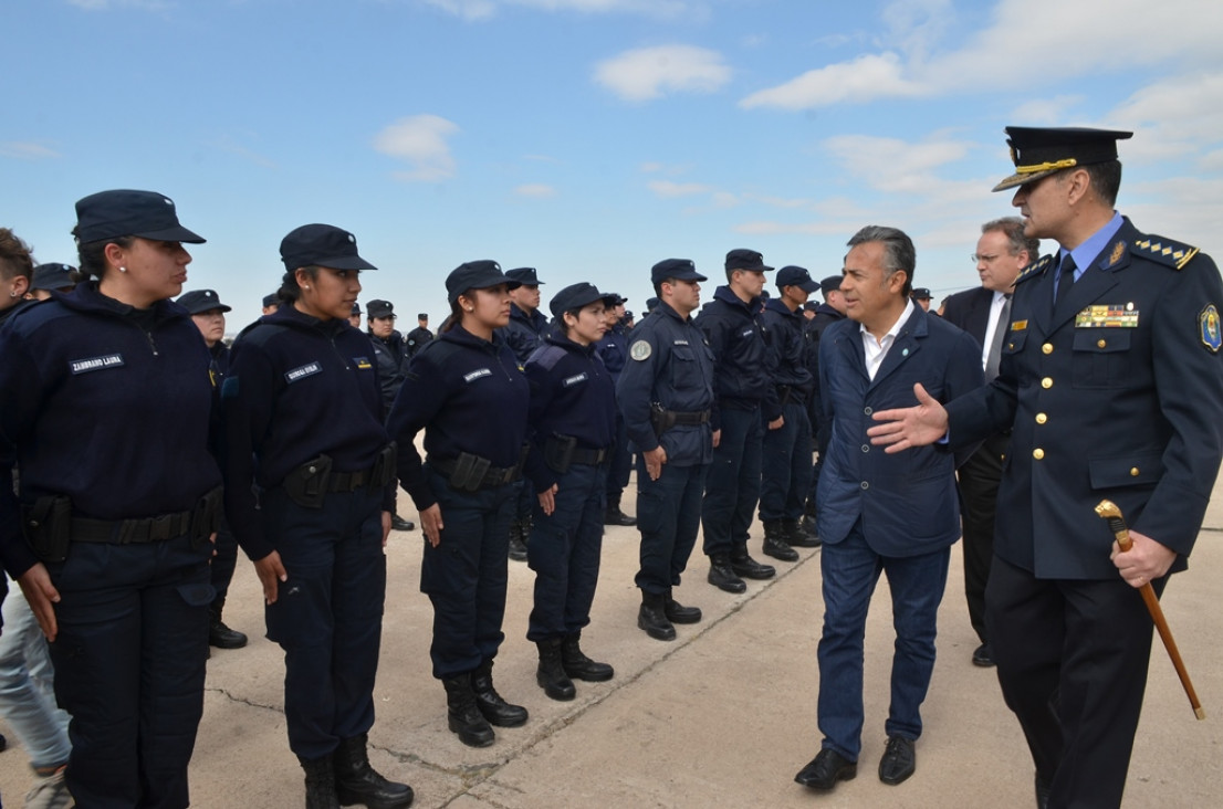 imagen Cornejo puso en funciones a 330 policías