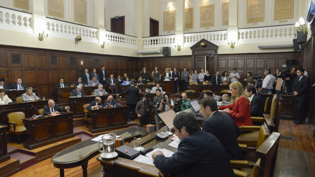 imagen Escándalo legislativo por el aumento "por decreto" 