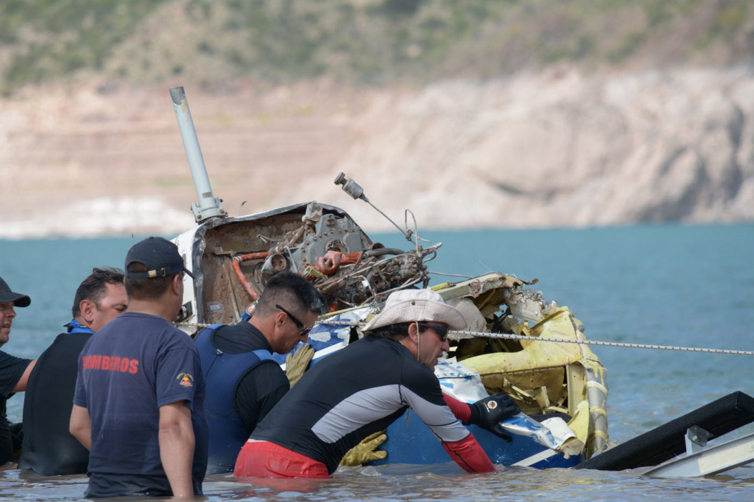 imagen Rescataron el helicóptero caído en el dique Potrerillos