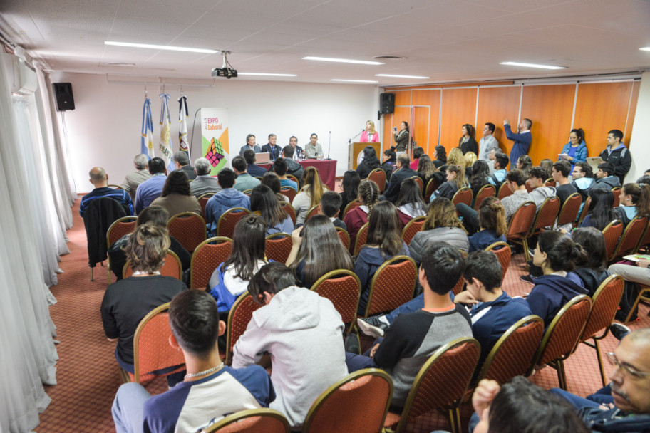 imagen Expo Laboral en fotos, un espacio para la búsqueda de empleo
