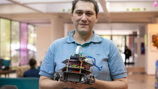 imagen Egresado de la UNCUYO creó un robot que detecta y clasifica elementos peligrosos mediante visión artificial