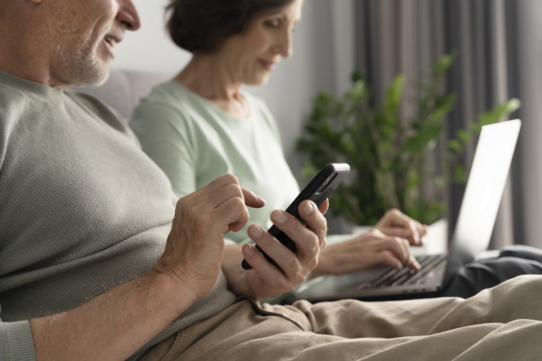 imagen Las personas mayores utilizan más el celular que la computadora