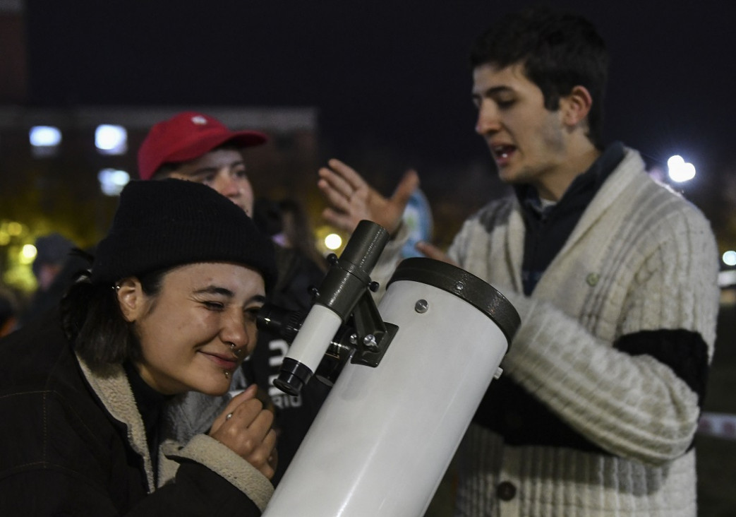 imagen Pese a las nubes, decenas de familias mendocinas disfrutaron del eclipse total de luna 