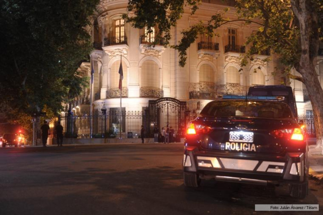 imagen Refuerzan la seguridad en la embajada francesa y en los aeropuertos argentinos