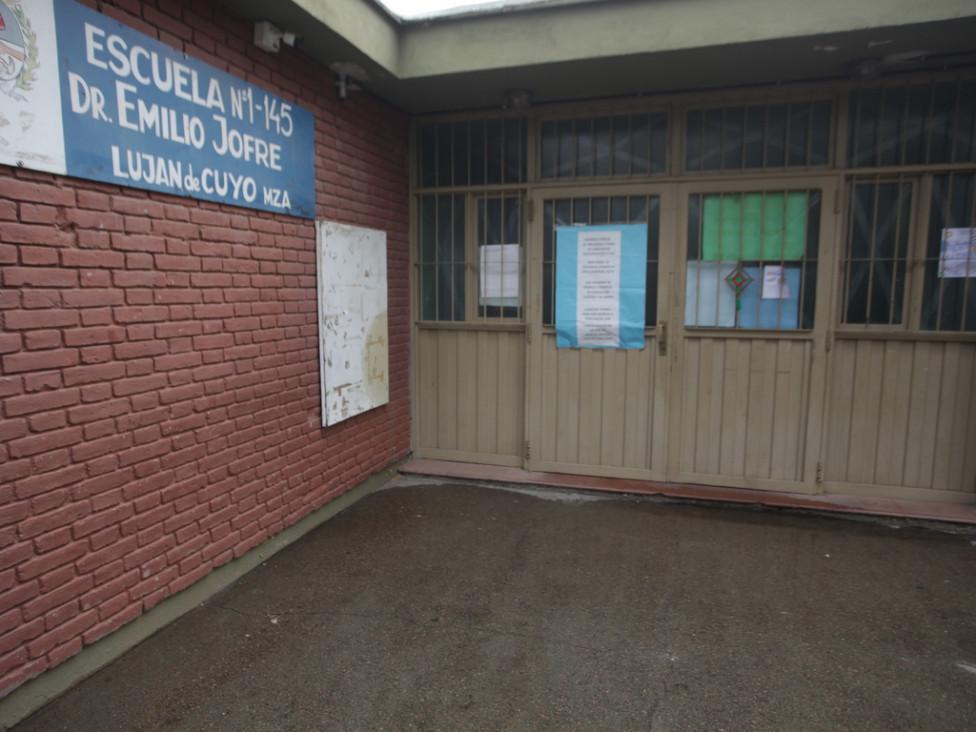 imagen Analizan el agua de una escuela para conocer la causa de una intoxicación masiva