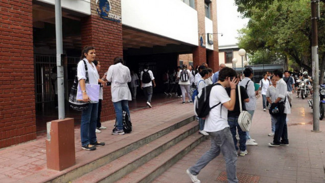 imagen Escenario: clases sin maestros y aumento por decreto